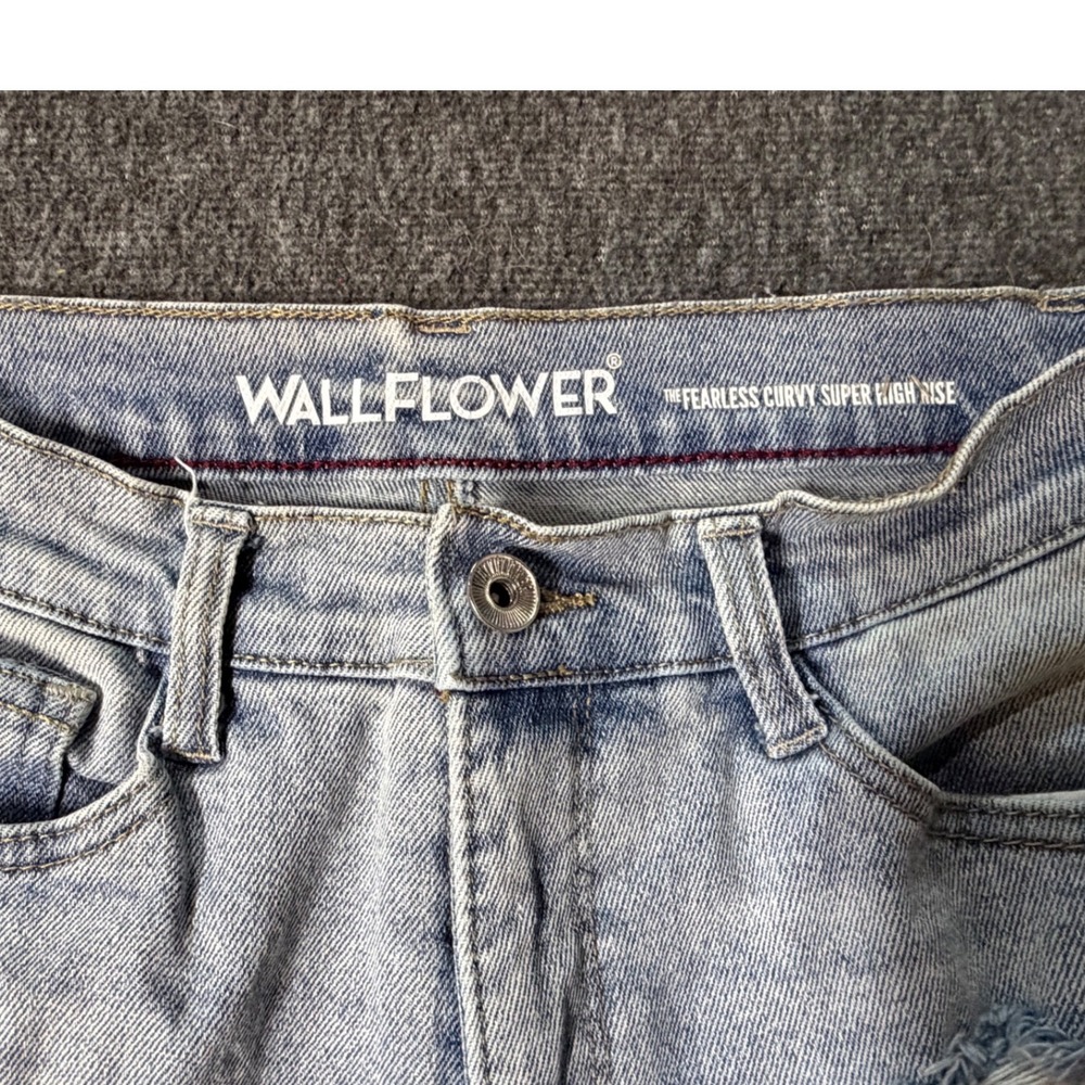 WallFlower Fearless Curvy Super High Rise Distressed Straight Jeans Size 3 Light - Picture 6 of 11